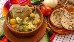 El sabor de la naturaleza en la famosa sopa de gallina india