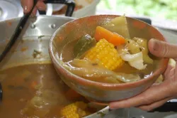 La tradicional sopa de patas salvadoreña, un caldo reconfortante para la resaca