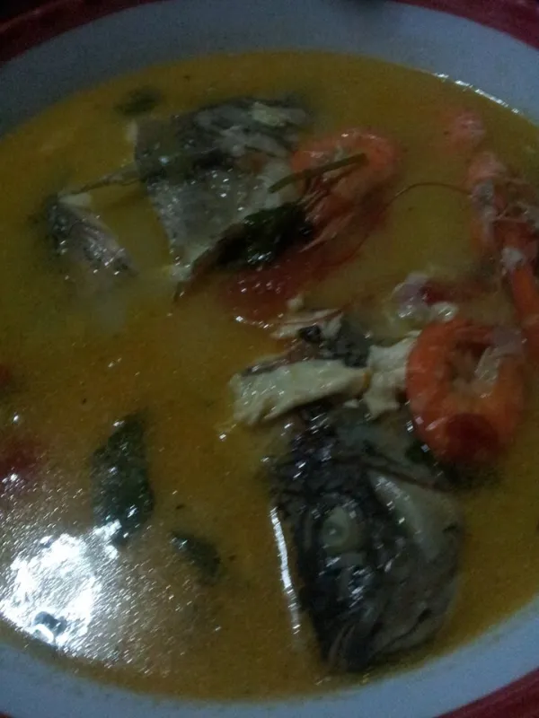 Sopa de pescado salvadoreña