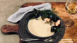Sopa de mariscos con leche de coco