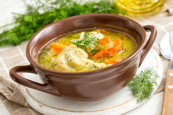 Sopa de verduras con pollo